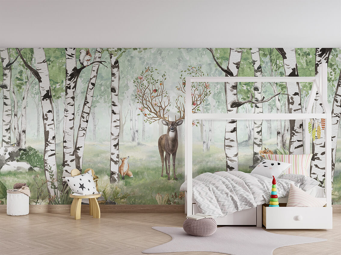 Amazing Antlers Green letër murale Kikki Belle me drerë në pyll.