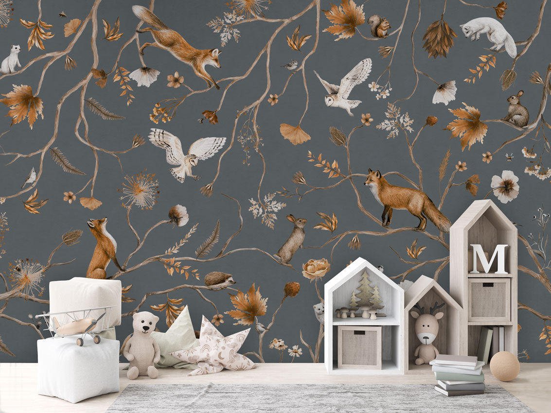 Playful Forest letër murale pattern me kafshë pylli dhe motive botanike.