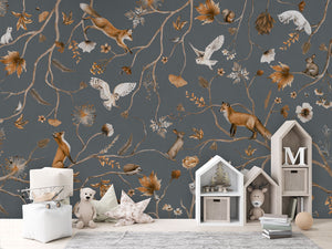 Playful Forest letër murale pattern me kafshë pylli dhe motive botanike.