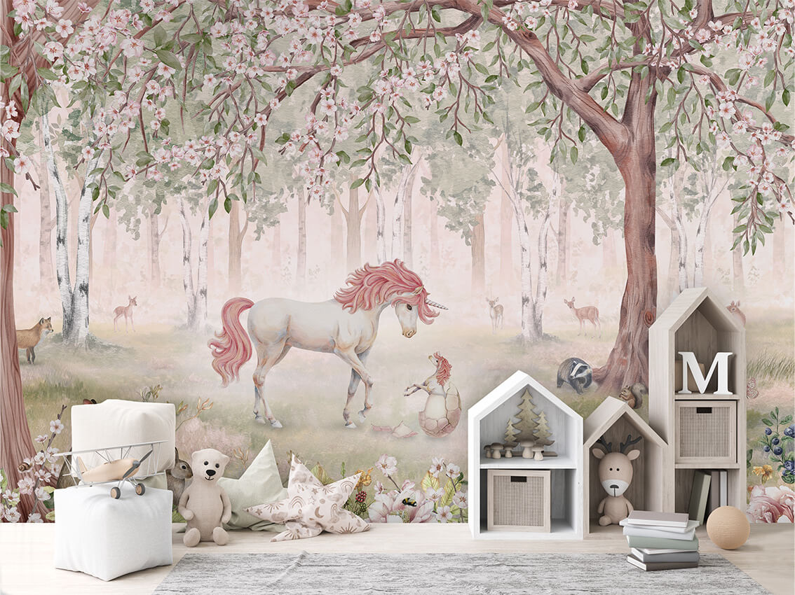 Unicorn Forest Pink letër murale me njëbrirësha dhe lule.
