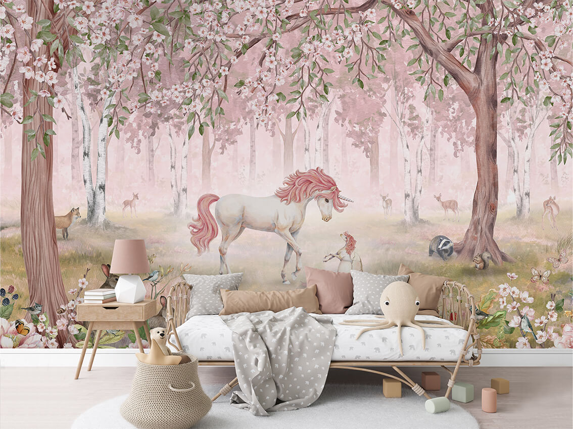 Unicorn Forest Beige letër murale me njëbrirësha dhe pyll.