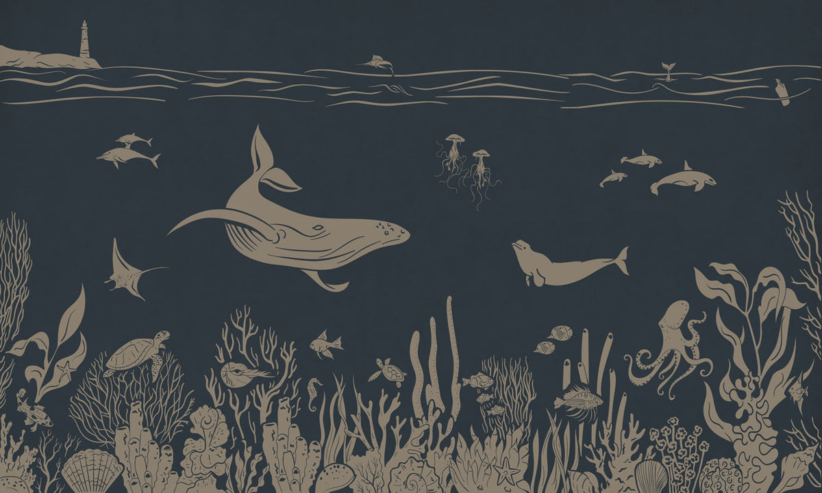 Monochrome Sea - Blue Vintage letër murale Kikki Belle me balena, peshq dhe bimësi detare